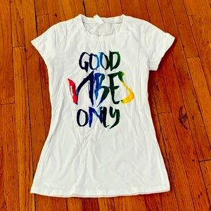 Comfy cotton shirt with title on it: GOOD VIBES ONLY